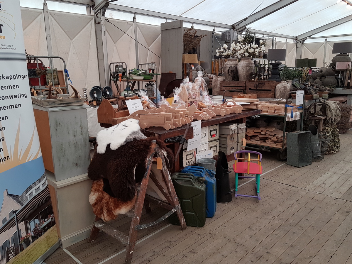 gezellige wintermarkt bij de Duikenburg